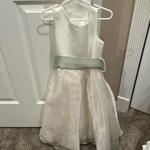 I have a size 6 dress for little girls beautiful on perfect for a flower girl - Picture 1 of 5